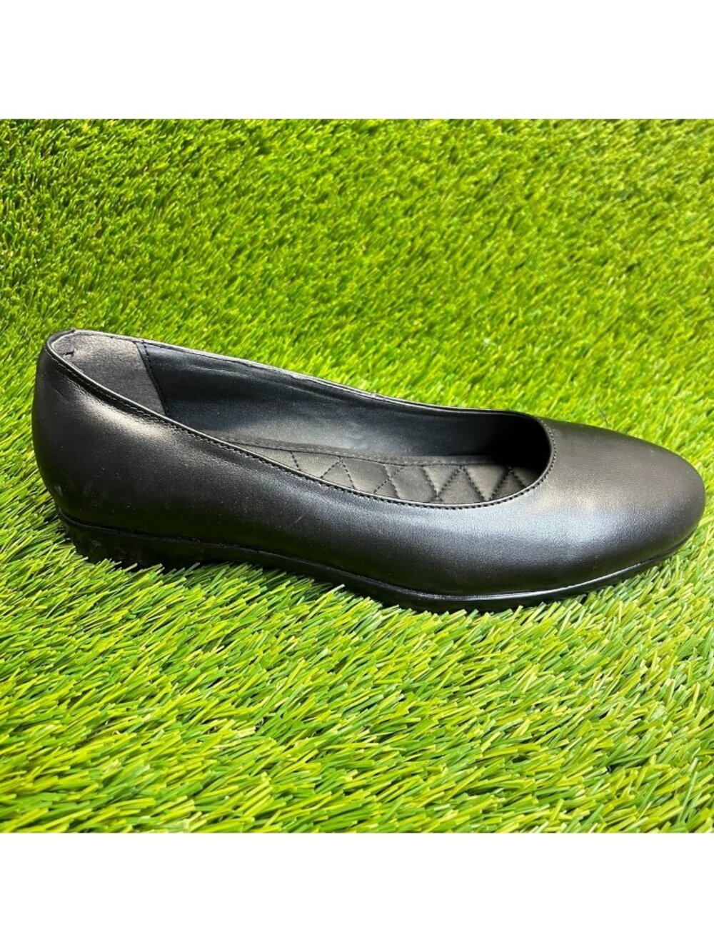 Genuine Grip Pump Low Womens Size 7 Black Leather Classic Slip-On Ballet Flats